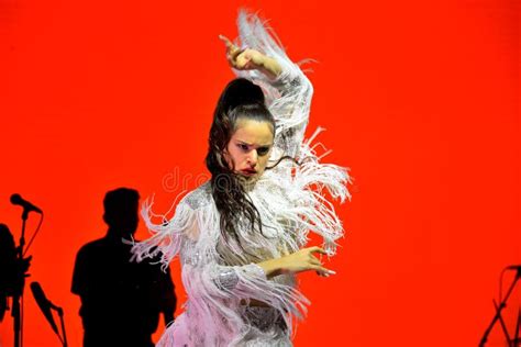 Concert de Rosalía à Paris: Une soirée flamenco endiablée et une rencontre improbable avec un escargot géant !