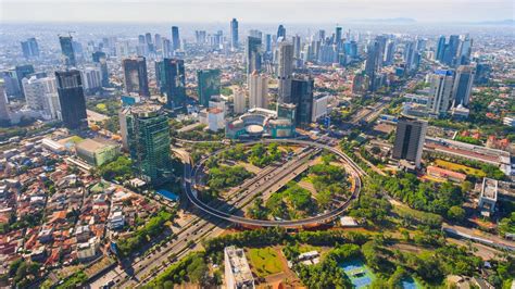 Rencontre avec Enzyy: Une Nuit Magique à Jakarta et le Mystère des Perles Rouges!